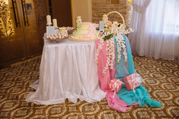 Bröllopstårta. Candy bar marshmallow på bordet i en vas och macaroon cupcake, inredning vanilj, handgjorda godis — Stockfoto