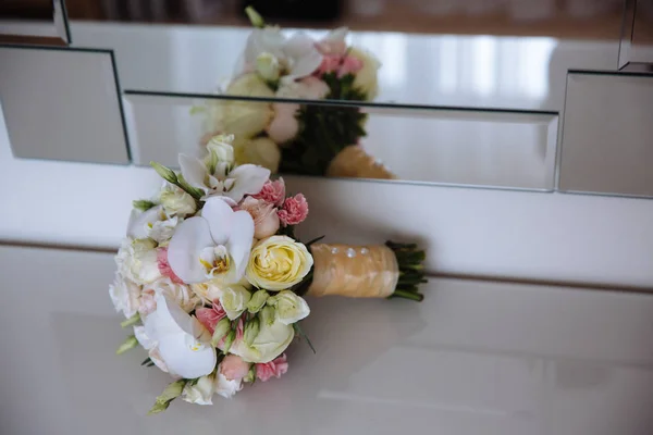 Bruiloft boeket met prachtige bloemen op witte achtergrond — Stockfoto