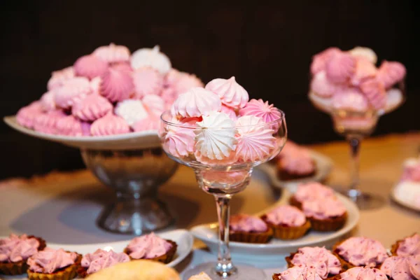 Свадебный торт. Маршмэллоу на столе в вазе, макарон и кекс, декор ванили, конфеты ручной работы — стоковое фото