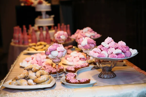 Pastel de boda. Malvavisco de barra de caramelo sobre la mesa en un jarrón, macarrón y magdalena, vainilla decorativa, dulces hechos a mano — Foto de Stock