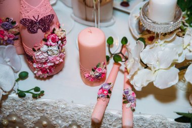 Mumlar ve şampanya şefkatle hafif pembe tarzı ile dekore düğün tablo