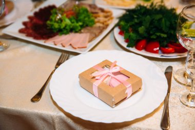 Dekor ile masada misafirler için düğün hediyesi