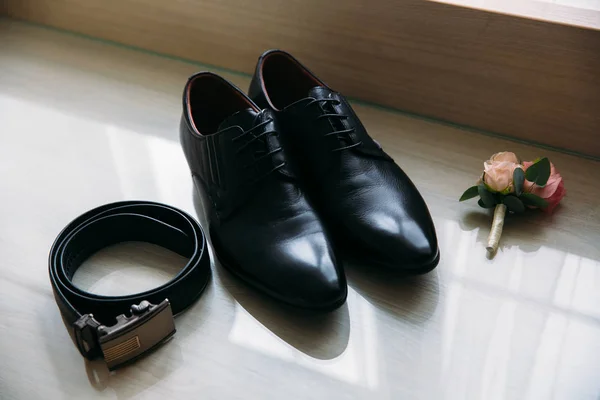 Los novios accesorios de boda. Zapatos y boutonniere de boda y un cinturón —  Fotos de Stock