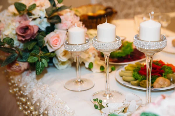 Table décorée de mariage avec bougies et champagne dans le style rose tendre — Photo