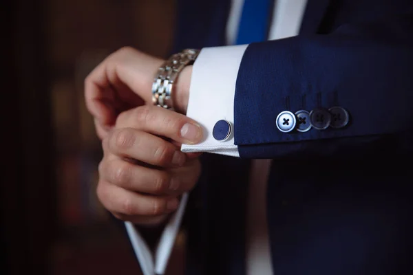 Empresario comprobando la hora de su reloj de pulsera. mens mano con un reloj . —  Fotos de Stock