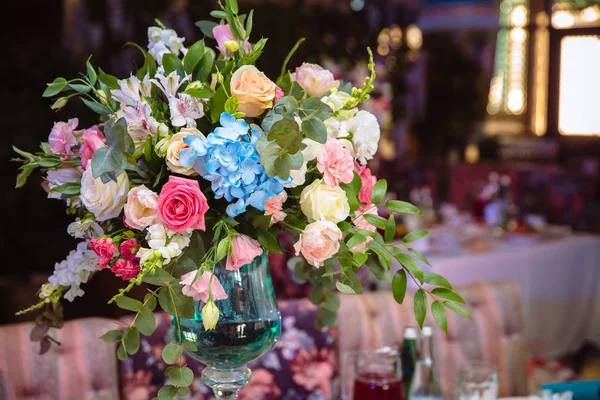 Tavolo da sposa decorato con fiori — Foto Stock