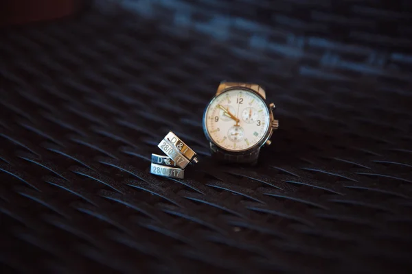 Caballero cómplice. relojes, gemelos sobre fondo oscuro . — Foto de Stock