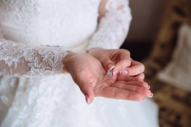 Gelinin elinde Earrind