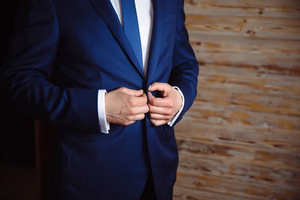 Mann trägt Jacke. Konzept der Business-Kleidung — Stockfoto