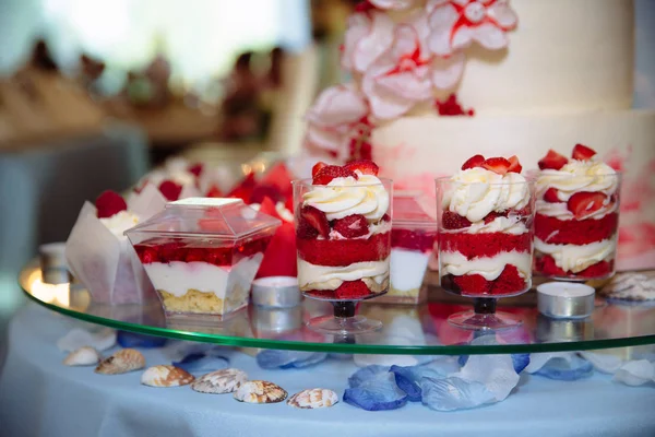 Pastel de boda. Malvavisco de barra de caramelo sobre la mesa en un jarrón, macarrón y magdalena, vainilla decorativa, dulces hechos a mano —  Fotos de Stock