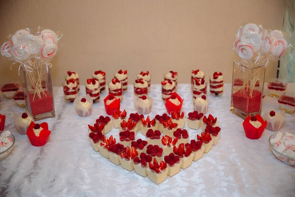 Bolo de casamento. Doces bar marshmallow sobre a mesa em um vaso, macaroon, e cupcake, baunilha decoração, doces feitos à mão — Fotografia de Stock