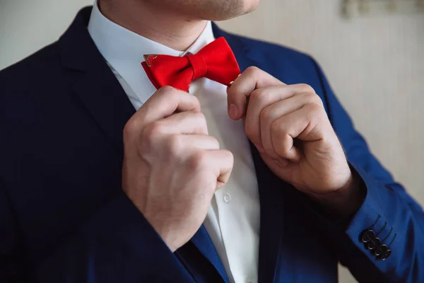 Homem com gravata vermelha. Roupa de cavalheiro elegante . — Fotografia de Stock