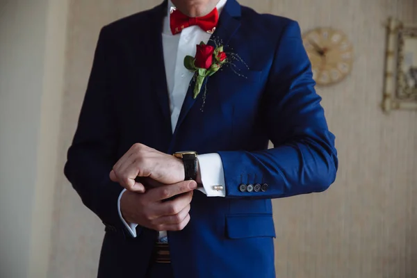 Businessman checking time on his wristwatch. mens hand with a watch. — Stock Photo, Image