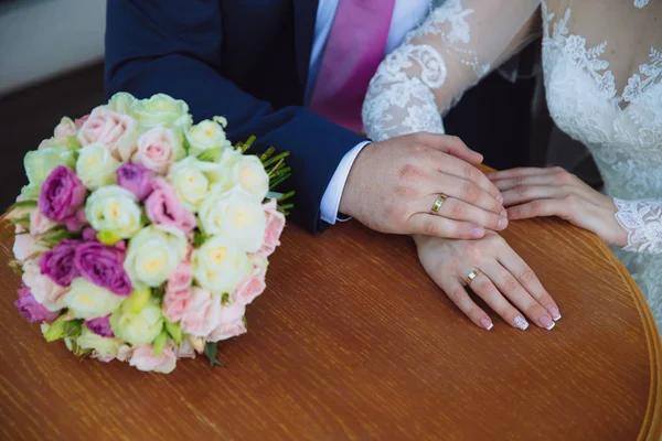 Closeup γαμπρού και της νύφης κρατώντας τα χέρια σε γαμήλια ημέρα ang εμφάνιση δαχτυλίδια. Έννοια της οικογένειας αγάπη — Φωτογραφία Αρχείου