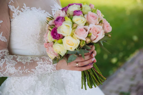 Close-up de mãos de noiva segurando belo buquê de casamento com rosas brancas e rosa. Conceito de florística — Fotografia de Stock