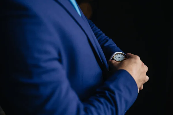 Бизнесмен проверяет время на наручных часах. Рука с часами . — стоковое фото