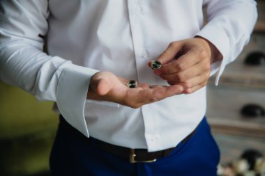 Kol düğmesi ile eller. Zarif beyefendi clother, beyaz gömlek