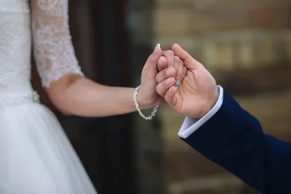 Primo piano sposo e sposa si tengono per mano il giorno del matrimonio ang show rings. Concetto di famiglia dell'amore — Foto Stock