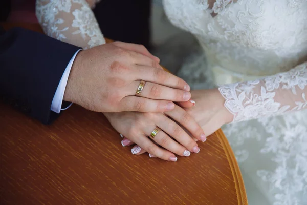 特写新郎和新娘举行婚礼天李安的双手显示环。爱家的概念 — 图库照片