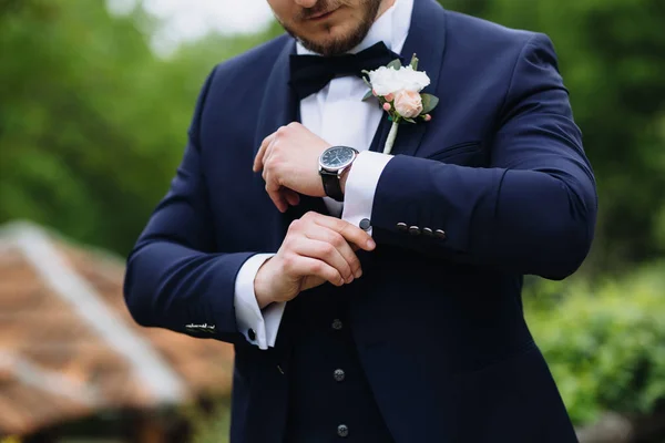 Manos de novio con gemelos. Elegante caballero clother, camisa blanca — Foto de Stock