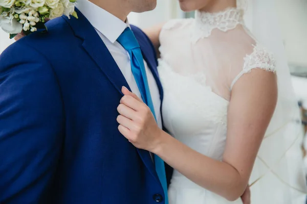 Bräutigam und Braut halten sich am Hochzeitstag an den Händen. Konzept der Liebesfamilie — Stockfoto