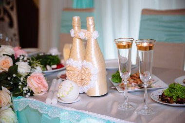 Mumlar ve şampanya şefkatle ışık mavi ve pembe tarzı ile dekore düğün tablo