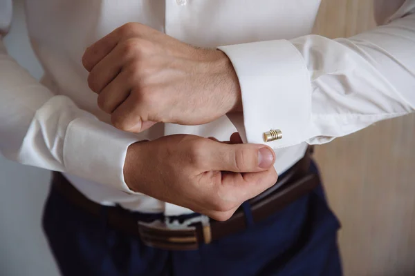 Manos de novio con gemelos. Elegante caballero clother, camisa blanca —  Fotos de Stock