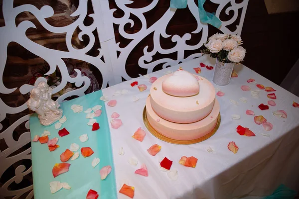 Multilevel bruidstaart in tha vorm van hart op witte tafel. Snoep in witte en roze kleur. Bovenaanzicht — Stockfoto