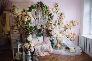 Çiçeklerle dekore edilmiş iç oda. Konsept tasarım ve güzel photostudio