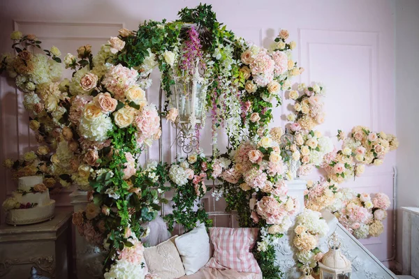 Interior do quarto decorado com flores. Conceito de belo fotoestúdio e design — Fotografia de Stock