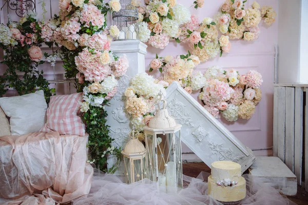 Interior do quarto decorado com flores. Conceito de belo fotoestúdio e design — Fotografia de Stock