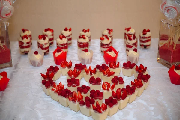 Bruidstaart. Candy bar marshmallow op de tafel in een vaas, macaroon en cupcake, decor vanille, handgemaakte bonbons — Stockfoto