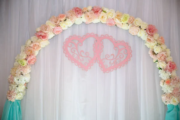 Mesa de casamento, arco de fundo decorado com flores — Fotografia de Stock