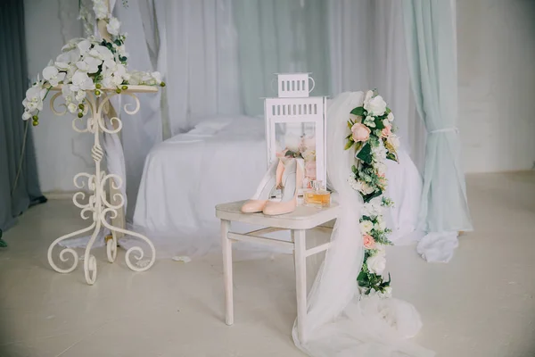 Accessori da sposa su una sedia bianca con fiori, scarpe profumate. Concetto di abbigliamento — Foto Stock