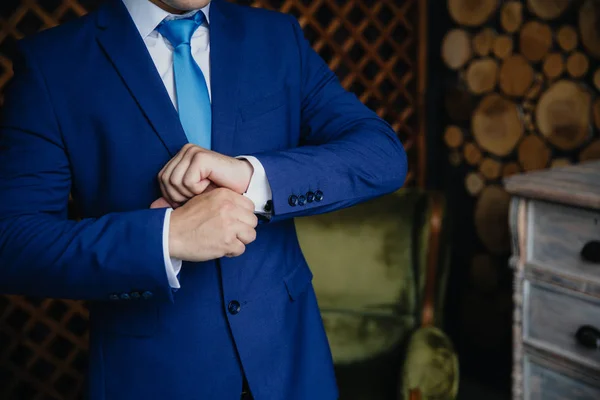 Руки жениха в запонках. Элегантная мужская одежда, белая рубашка голубая куртка — стоковое фото