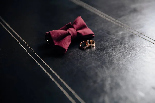 Accesorios de novio de boda, detalles de ropa, corbata de lazo, anillos de oro . — Foto de Stock