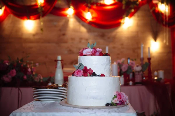 Stor söt flernivåbröllopstårta dekorerad med blommor. Begreppet godis bar på part — Stockfoto