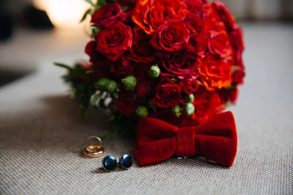 Esküvő vőlegény kiegészítők, ruhák, csokornyakkendő, kézelőgomb, arany gyűrű részletei. — Stock Fotó