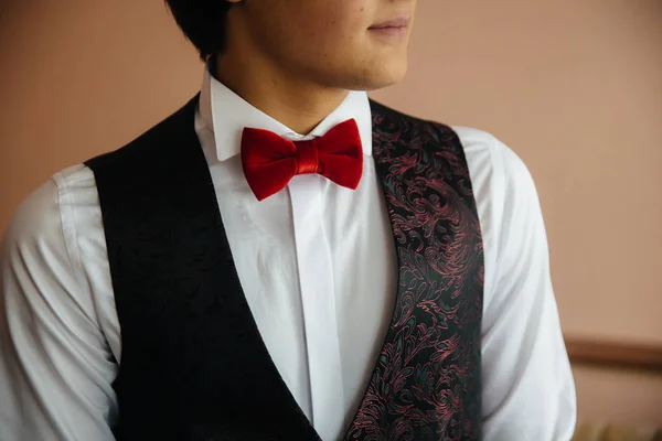 Close-up businessman groom holding bow-tie in his hands. Concept of men stylish elegance clothes — Stock Photo, Image