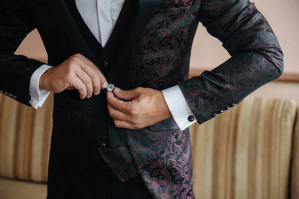 Um noivo de negócios de grande plano a usar o casaco. Conceito de homens elegância elegante roupas — Fotografia de Stock