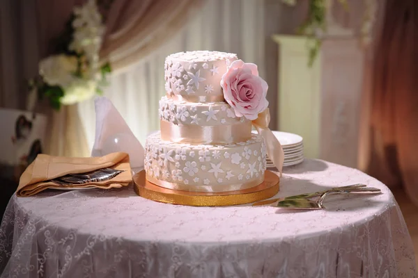 Grande bolo de casamento multinível doce decorado com flores. Conceito de barra de doces na festa — Fotografia de Stock