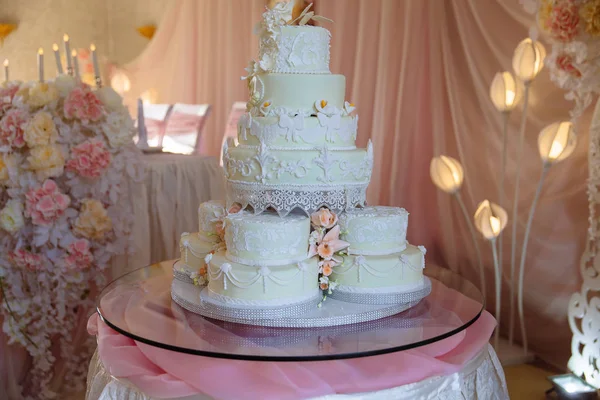 Big sweet multilevel wedding cake decorated with flowers. Concept of candy bar on party — Stock Photo, Image