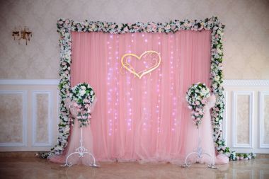 Evlilik için güzel bir şekilde dekore edilmiş düğün Restoran. Renkli dekorasyon kutlama için. Güzellik gelin iç. Ziyafet salonu tarzı kavramı