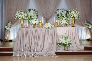 Evlilik için güzel bir şekilde dekore edilmiş düğün Restoran. Renkli dekorasyon kutlama için. Güzellik gelin iç. Ziyafet salonu tarzı kavramı