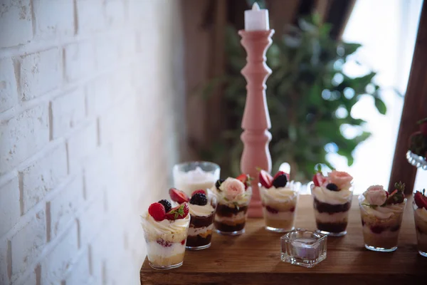 Una barra de caramelo. Mesa con dulces, buffet con cupcakes, dulces, postres . — Foto de Stock