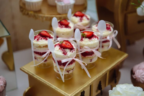 Una barra de caramelo. Mesa con dulces, buffet con cupcakes, dulces, postres . —  Fotos de Stock