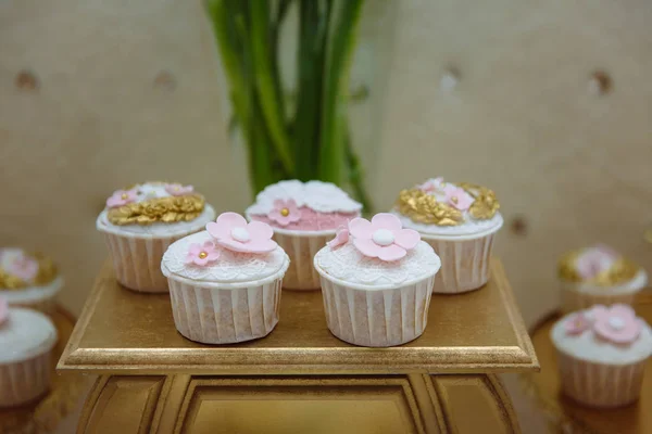 Candy bar. Table with sweets, buffet with cupcakes, candies, dessert. — Stock Photo, Image