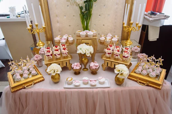 Конфетка. Стол со сладостями, шведский стол с кексами, конфеты, десерт . — стоковое фото