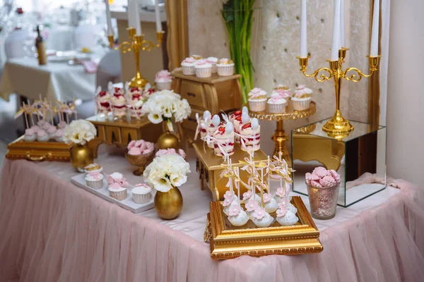 Una barra de caramelo. Mesa con dulces, buffet con cupcakes, dulces, postres . — Foto de Stock