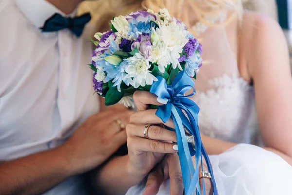 Närbild brudgummen och bruden håller händerna på bröllopsdagen och Visa ringar. Begreppet kärlek familj — Stockfoto